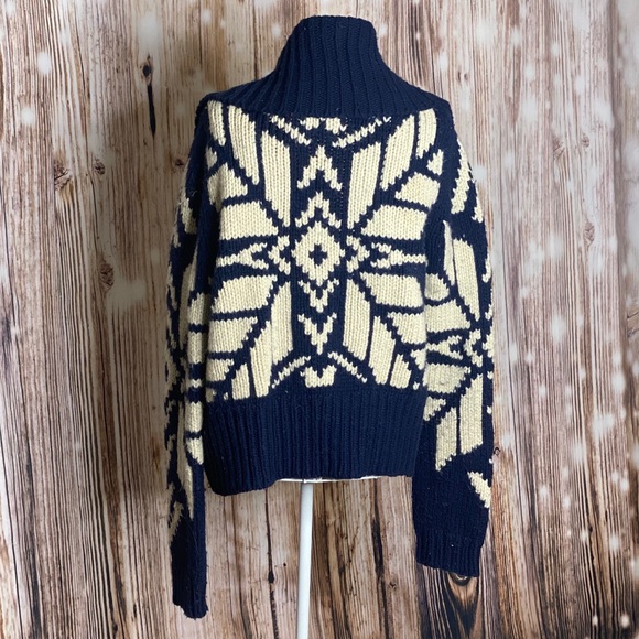 American Eagle Winter Sweater - Picture 6 of 15